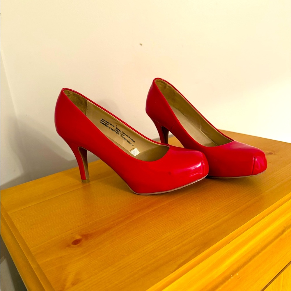 Elegant Red Women's Heels with gold padding inserts